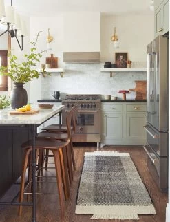 Joelle Rug -Furniture Store 20200826 HOLIDAY3672 SITECROP